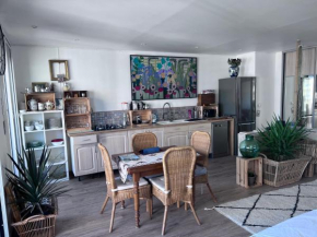 Marseille-Appartement avec vue panoramique sur les Iles du Frioul, et sur la ville.